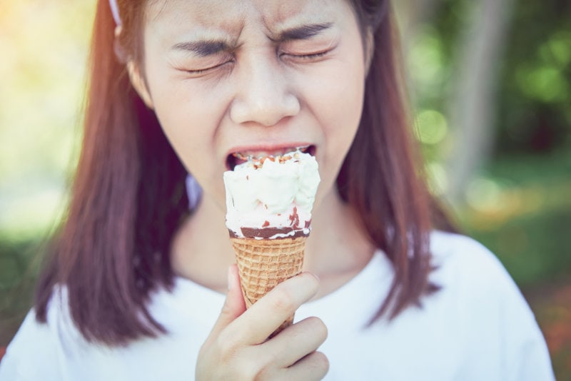 Women eat ice cream and have a toothache because cold.