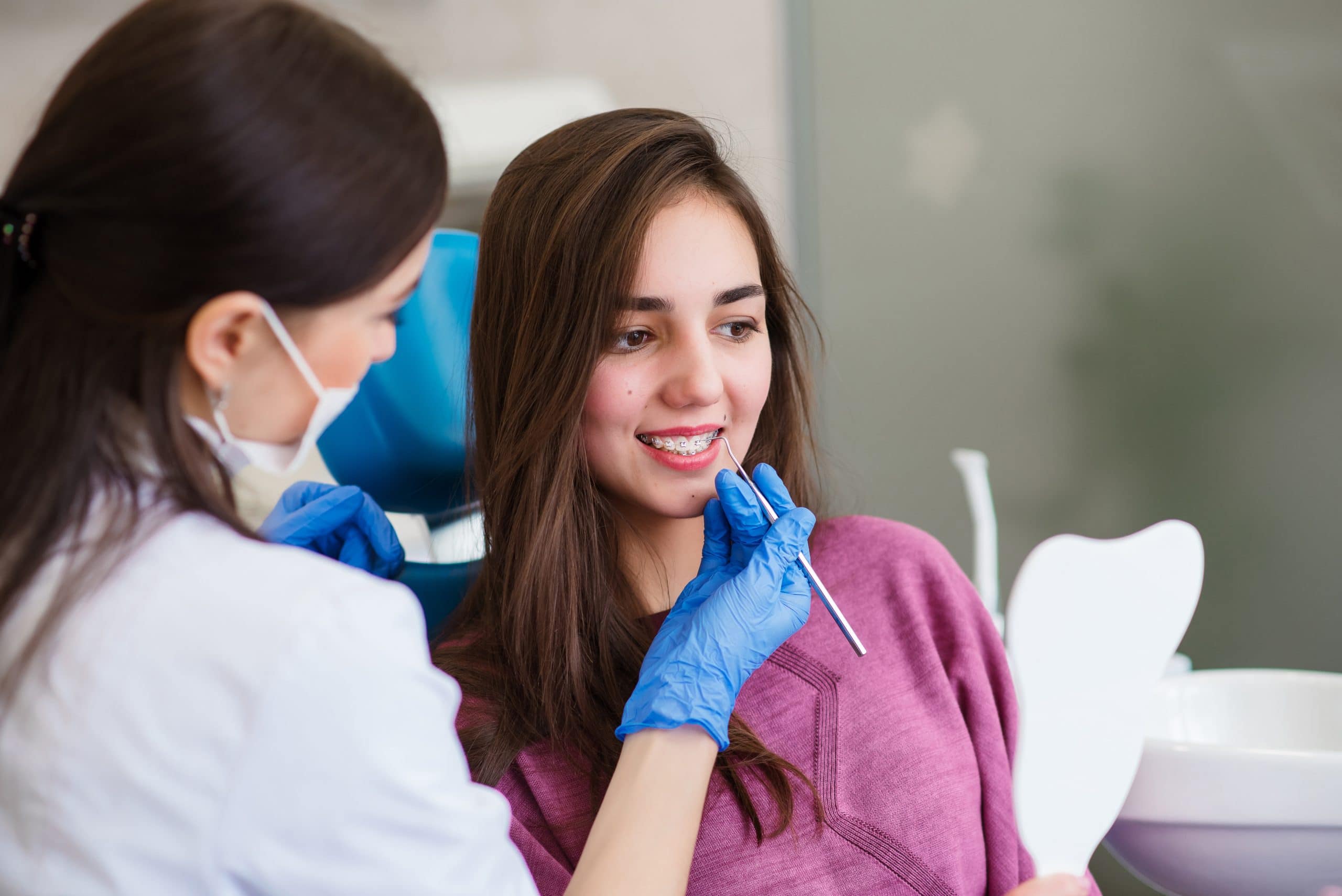 Invisalign vs Visible Braces – Types of Braces that Suit You the Best 1 invisalign vs visible braces